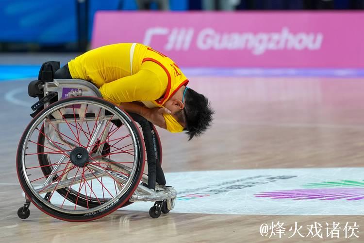 广东男子轮椅篮球夺冠 球员激动落泪 广东男子轮椅篮球夺冠 球员激动落泪