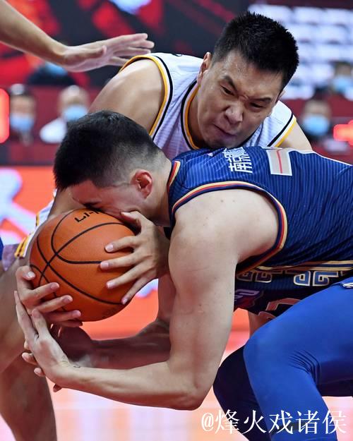 闫鹏飞22+12上海2-1晋级八强 首钢4人被驱逐 闫鹏飞22+12上海2-1晋级八强 首钢4人被驱逐