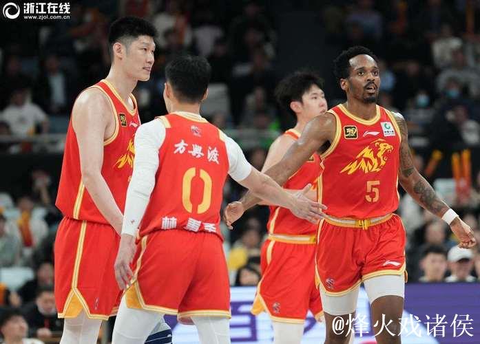 广厦主场打爆辽宁,外援成最大软肋,半场甩开近二十分难翻盘,上海轻松踩江苏,团队配合才是王道,积分榜风云再起谁还能撑到底? 广厦主场打爆辽宁,外援成最大软肋,半场甩开近二十分难翻盘,上海轻松踩江苏,团队配合才是王道,积分榜风云再起谁还能撑到底?